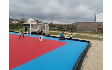 Premier tournoi de hockey five.